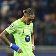 Raphinha vai às lágrimas após eliminação do Barcelona e é consolado por companheiros