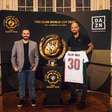 Felipe Melo visita taça do Mundial: 'Que o Fluminense possa trazê-la de volta'