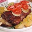 Costela assada no forno com batata e tomate para um jantar diferente