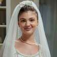Vestido de noiva delicado, véu com laço e pérolas em 'Garota do Momento'! Grávida, Celeste usa look romântico no casamento com Edu; veja fotos