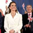 Kate Middleton arrasa, novamente, com visual branco elegante e chama atenção com laço de veludo