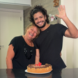 Gabriel Santana e sua mãe compartilham receita de família para adoçar o Dia das Mães