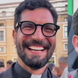 Padre 'gato' é flagrado no conclave e viraliza nas redes sociais: 'É o superman disfarçado?'