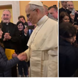 Papa Leão XIV faz selfie com fiéis e dá 1º autógrafo para criança: 'Tenho que testar a nova assinatura'