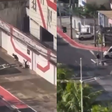 Suspeito usa mulher de escudo durante tiroteio em via de Salvador; veja vídeo