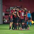Com um a menos, Vitória vira sobre o Vasco no Barradão