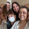 Sob cuidados da mesma médica, Preta Gil compartilha foto com Tony Bellotto em hospital