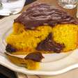 Bolo de cenoura com brigadeiro bem quentinho para esquentar o coração