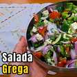 Salada grega com queijo que é leve, colorida e cheia de sabor