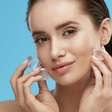 Truque com gelo no rosto funciona? Dermatologista explica