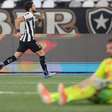 Em noite de golaços, Botafogo atropela time misto do Inter e sobe na tabela