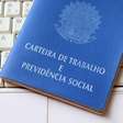 Brasileiro está dividido entre a carteira assinada e a informalidade