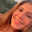 Jovem morre após ser atropelada e arrastada por carro de namorado enquanto levava filha nos braços