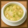 Capeletti in brodo com caldo leve e caseiro de legumes