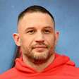 Tom Hardy diz que corpo está 'desabando' após anos de filmes de ação e lesões