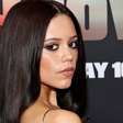 Jenna Ortega usa polêmico vestido-jornal Dior de Carrie Bradshaw