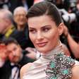 Cannes: famosas dão nó em regras e usam caudas e volumes