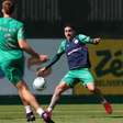 Abel Ferreira comanda treino tático e deve fazer mudanças no Palmeiras