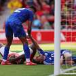 Jogador do Nottingham Forest entra em coma induzido após colisão com a trave