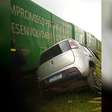 Menos de uma semana após tragédia, motorista vai parar com carro embaixo de trem, em Pinhais
