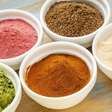 "Farinha da felicidade" leva 5 ingredientes e promete ajudar em quase tudo no metabolismo da mulher. Nutricionista explica se funciona