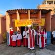 Única igreja de Niemeyer em favela tem missa do lado de fora porque o teto pode desabar