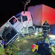Nove pessoas morrem em acidente entre van e carreta em rodovia de MG