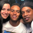 Agora 'vovô', Ronaldinho Gaúcho está em Barcelona para acompanhar o nascimento da primeira neta