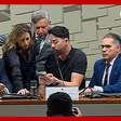 Rico Melquiades mostra a senadores como apostar no 'Jogo do Tigrinho' durante CPI das BETs