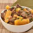 Costela com mandioca e bacon: aproveite o prato saboroso nesse frio