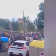 Vídeo: mulher perde o controle de veículo e atropela torcedores antes de jogo do Barcelona