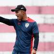 Pressionado na Série D, técnico cotado no Athletico vê ex-Paraná invadir coletiva em defesa
