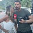 Cauã Reymond coloca repórter para cheirar o seu pescoço após polêmica sobre fedor em Vale Tudo