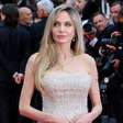 Angelina Jolie faz retorno triunfal com conjunto de diamantes e vestido de baile grifado no Festival de Cannes 2025