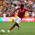 Atacante do Nottingham Forest acorda após cirurgia e segue sob observação