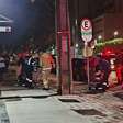 Jovem é esfaqueado e tem celular roubado por três criminosos ao chegar em casa, em Curitiba