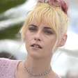 Kristen Stewart estreia cabelo rosa e aposta em look Chanel que quase quebra as novas regras do Festival de Cannes