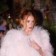 Marina Ruy Barbosa troca de look e usa plumas e calça em Cannes