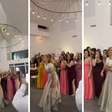 Viúva de Gugu tenta pegar buquê em casamento, mas perde para amiga da noiva