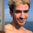 Juntinhos! Bruna Marquezine é vista com seu ex, João Guilherme, em show; confira