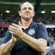 Após triunfo, Ceni elogia empenho do Bahia com jogador a menos no clássico