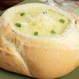 Caldo aos 4 queijos no pão italiano: o prato ideal para afastar o frio