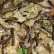 Mulher viraliza ao fazer pizza com insetos ricos em proteína: 'Bicho muito gostoso'