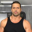 Ator de novelas do SBT é preso após 'pegar à força' celular da esposa