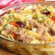 Penne mediterrâneo de atum: faça o prato em só 20 minutos