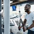 Nem flexão, nem halteres pesados: esses são os exercícios ideais para acabar com o braço mole