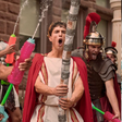 Maratonou o besteirol gay 'Muito Esforçado' ('Overcompensating') da Prime Video e ficou órfão? Calma que tem outra comédia te esperando na Max