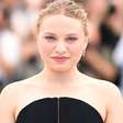 Filha de Kate Winslet se emociona ao ser ovacionada em Cannes