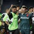 Jogadores do Vasco exaltam atuação de Léo Jardim: 'Melhor goleiro do Brasil'