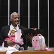 "Não é pecado": Deputado leva bebê reborn no colo à tribuna da Câmara